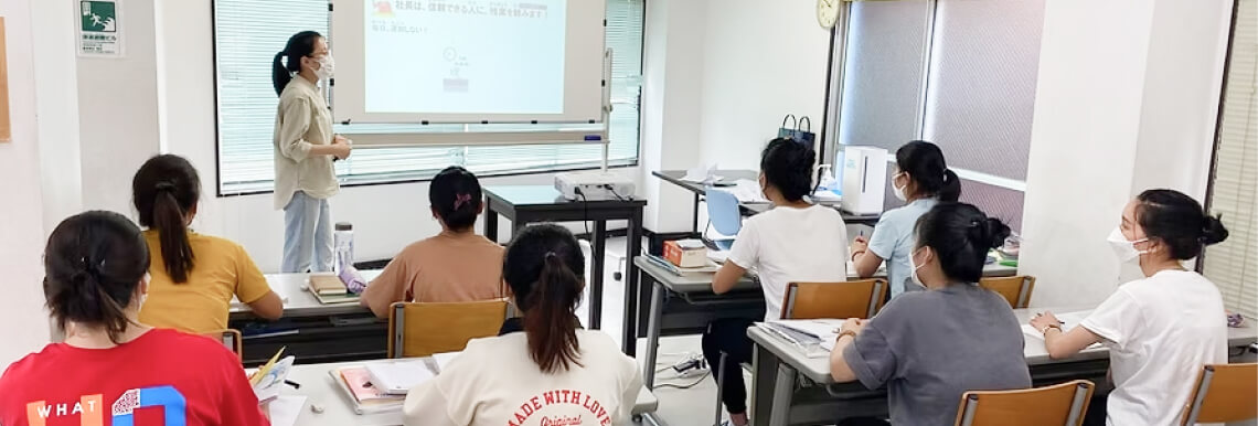 教室で講義を受ける学生たち