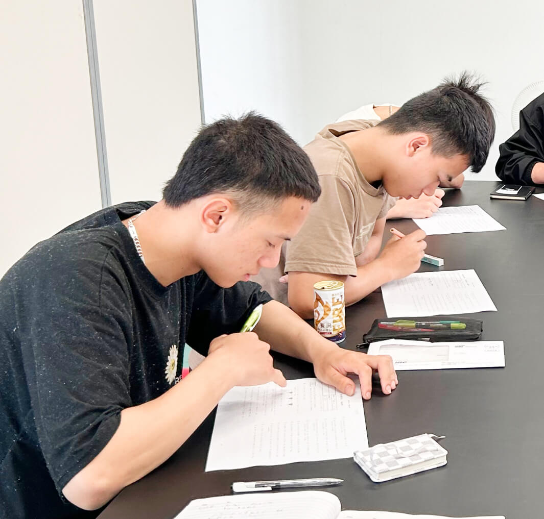 日本語の教材に取り組む実習生たち