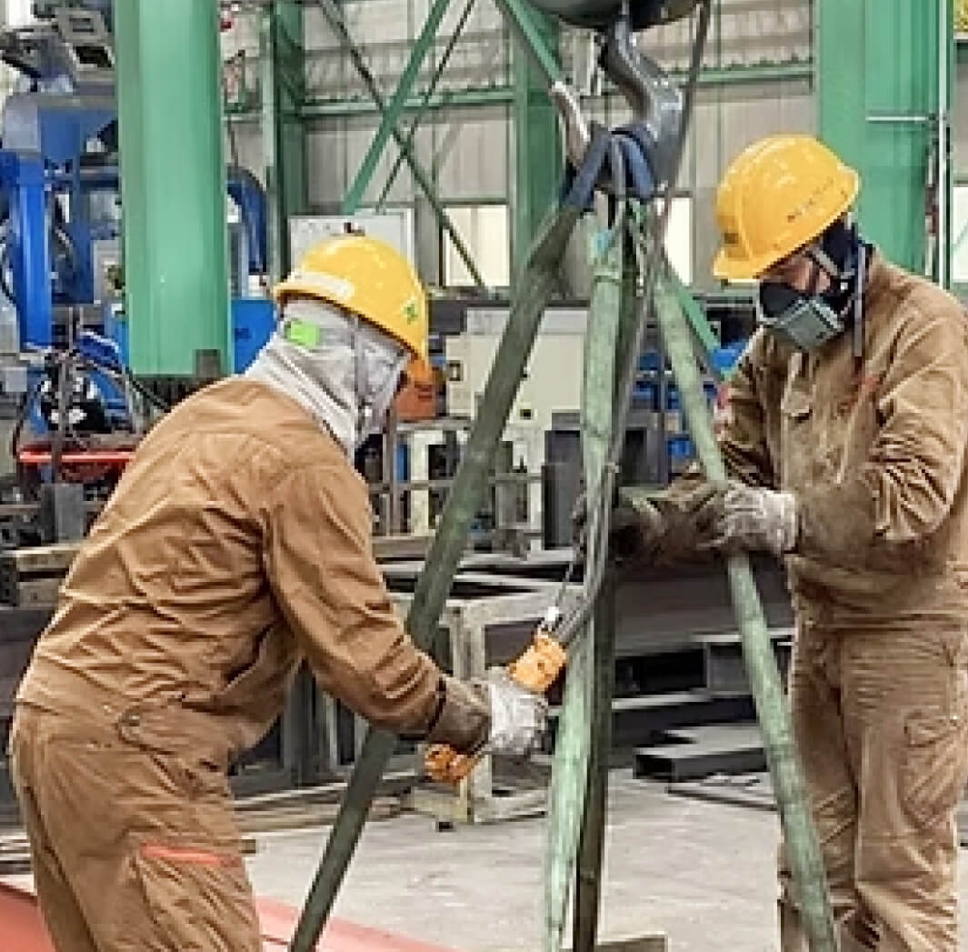工場で作業を行う技能実習生