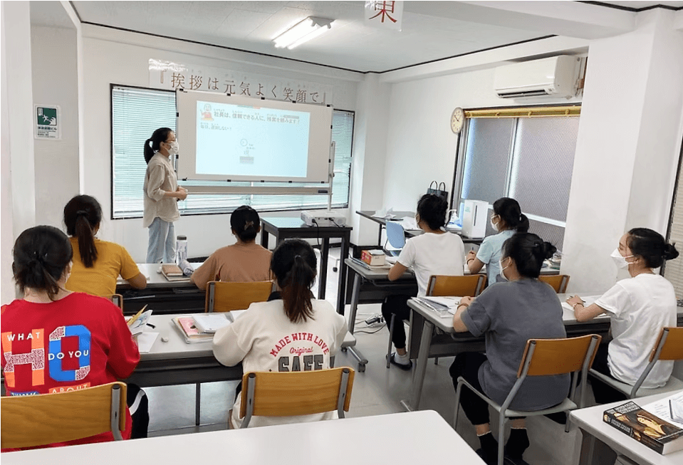 日本語授業を受ける実習生たち