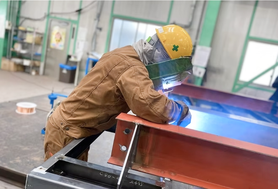 工場で作業中の技術者の一部