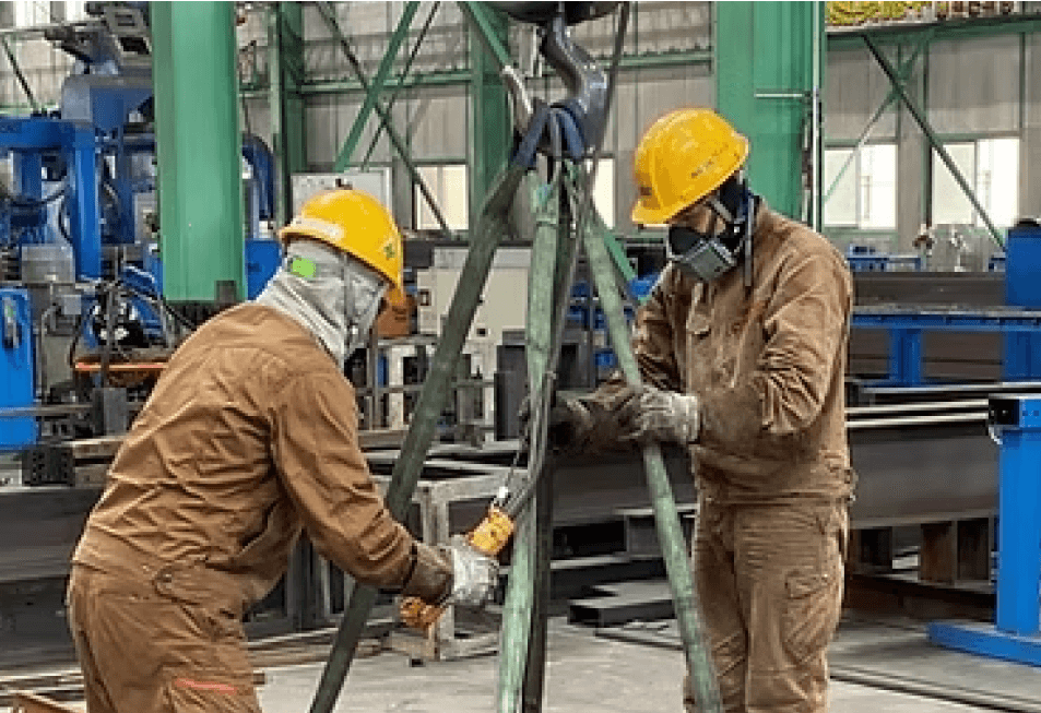 クレーン作業を行う技能実習生たち